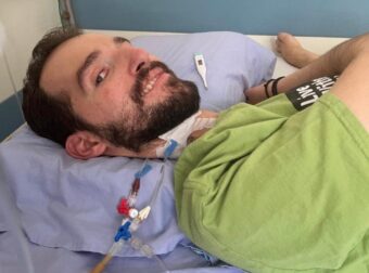 Έκτακτο Τώρα για τον Στέλιο Κυμπουρόπουλο: Εσπευσμένα στο νοσοκομείο – Αγωνία για την κατάσταση της υγείας του