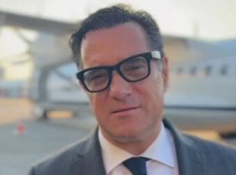 Έσκασε τώρα: Γιατί ο Άδωνις ντύθηκε Ζάχος Χατζηφωτίου – Η εξήγηση που κανείς δεν περίμενε