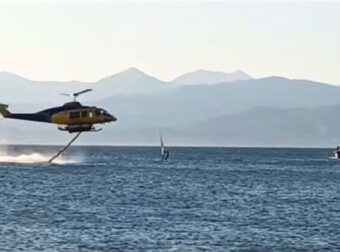 Σοκαριστικό βίντεο από την Αιγιαλεία: Η στιγμή που Windsurfer πέρασε μπροστά από πυροσβεστικό ελικόπτερο την ώρα της υδροληψίας