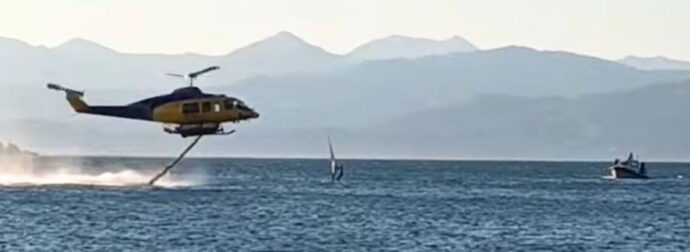 Σοκαριστικό βίντεο από την Αιγιαλεία: Η στιγμή που Windsurfer πέρασε μπροστά από πυροσβεστικό ελικόπτερο την ώρα της υδροληψίας