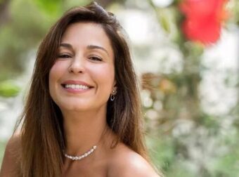 Σικάτη και άκρως εντυπωσιακή: H Κατερίνα Παπουτσάκη πόζαρε με αυτό το σκιστό φόρεμα και Μαγνήτισε τα βλέμματα στη λίμνη Παμβώτιδα