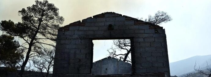 Ξέφυγε τελείως η φωτιά μπαίνει ακόμη πιο βαθιά στην Αθήνα – Εκκενώνονται άρον άρον κι άλλες περιοχές