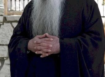 Ιερέας έπιασε στα «πράσα» νεαρό ζευγάρι να κάνει σεξ μέσα σε παρεκκλήσι – Η εξαιρετική αντίδραση του