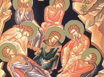 Σήμερα γιορτάζουν: Οι 7 Άγιοι που κοιμήθηκαν σε σπηλιά και το θαύμα που συγκλονίζει μέχρι σήμερα