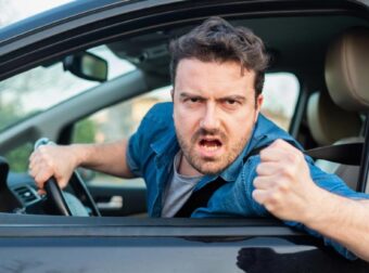 Μια βρισιά  στο τιμόνι μπορεί να σας κοστίσει ακριβά:  Τι πρόστιμο θα πληρώσετε και για πόσες μέρες θα «χάσετε» το δίπλωμά σας