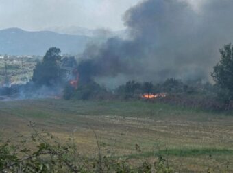 Φωτιά τώρα στη Μεγάλη Χώρα –  Συναγερμός στην πυροσβεστική – Σηκώθηκαν τα αεροσκάφη