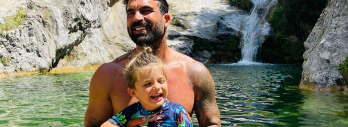 Αλεξάνδρου: Η άγνωστη μέχρι σήμερα νταντά του Πάρη εμφανίστηκε πρώτη φορά στις διακοπές τους στην Κύθνο και έγιναν αντικείμενο συζήτησης