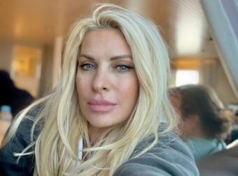 «Μποτιλιάρισμα» στην Κεφαλονιά για… την Μενεγάκη: Εμφανίστηκε ντυμένη έτσι, με τα μαλλιά πιασμένα πάνω και άβαφη, για να φάει στο Φισκάρδο και προκάλεσε… χαμό