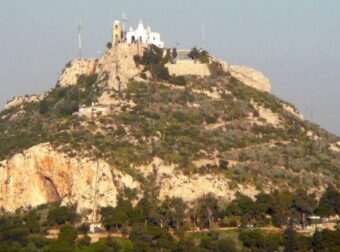 ΘΡΙΛΕΡ ΣΤΟΝ ΛΥΚΑΒΗΤΤΟ: ΕΝΤΟΠΙΣΤΗΚΕ ΠΤΩΜΑ ΣΕ ΣΠΗΛΙΑ ΚΟΝΤΑ ΣΤΟ ΕΚΚΛΗΣΑΚΙ ΤΩΝ ΑΓΙΩΝ ΙΣΙΔΩΡΩΝ – ΠΟΙΟΣ ΕΙΝΑΙ;