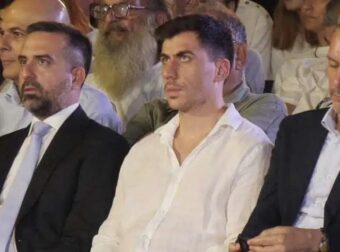 ΣΑΛΟΣ στην Κύπρο: Ο Φειδίας Παναγιώτου πήγε με σορτς στην εκδήλωση μνήμης για Ισαάκ και Σολωμού – – Θύελλα αντιδράσεων και Οργή στα social media