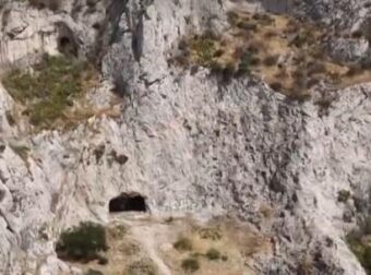 Πάγωσαν όλοι στον Λυκαβηττό: Αυτό είναι το σημείο απ’ όπου φέρεται να έπεσε η 57χρονη από την Κυψέλη – Ατύχημα, αυτοκτονία ή την έσπρωξαν;