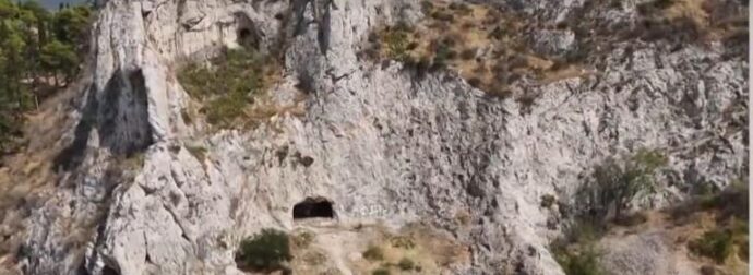 Πάγωσαν όλοι στον Λυκαβηττό: Αυτό είναι το σημείο απ’ όπου φέρεται να έπεσε η 57χρονη από την Κυψέλη – Ατύχημα, αυτοκτονία ή την έσπρωξαν;