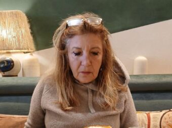 ΣΟΚ: ΣΚΟΤΩΘΗΚΕ Η ΙΔΙΟΚΤΗΤΡΙΑ ΠΑΣΙΓΝΩΣΤΟΥ ΞΕΝΟΔΟΧΕΙΟΥ – ΕΠΕΣΕ ΑΠΟ ΜΠΑΛΚΟΝΙ ΣΤΟΝ 6ο – ΕΧΕΙ «ΠΑΓΩΣΕΙ» ΟΛΗ Η ΚΟΙΝΩΝΙΑ