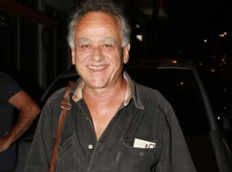 Σπαρακτικές εικόνες από το «ύστατο χαίρε» στον Νίκο Καλογερόπουλο – Η επιθυμία της οικογένειάς του που προκάλεσε αντιδράσεις