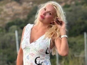 Ελένη Μενεγάκη: Ακομπλεξάριστη, χωρίς ίχνος μακιγιάζ σε αποκαλυπτικές πόζες πάνω στο χλιδάτο σκάφος της
