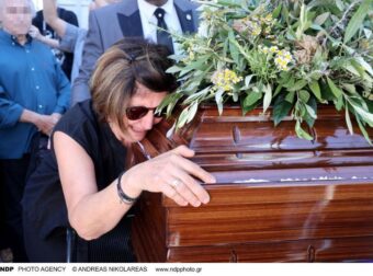 Σπαρακτικές στιγμές στην κηδεία του Νίκου Καλογερόπουλου –: «Κατέppευσαν» η σύζυγος και ο γιος του όταν έπαιξε το τραγούδι που του αφιέρωσαν