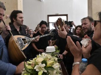 Σπαρακτικές στιγμές στην κηδεία του Νίκου Καλογερόπουλου: Το τραγούδι που έκανε τους πάντες να λυγίσουν