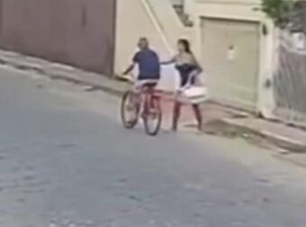 Φρίκη: 24χρονη μαχαίρωσε και σκότωσε 81χρονο ποδηλάτη στη μέση του δρόμου – Το κατέγραψαν οι κάμερες
