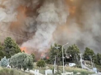 Καίγεται η Ελλάδα μας: Πύρινη «κόλαση» τώρα στη Χαλκιδική – Μαζική φυγή κατοίκων και παραθεριστών- Ήχησε το 112v