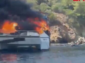 ΣΟΚ Τώρα: Φωτιά σε τουριστικό σκάφος με 115 επιβάτες – Άρχισαν να πηδάνε στη θάλασσα, το ΒΙΝΤΕΟ που κόβει την ανάσα