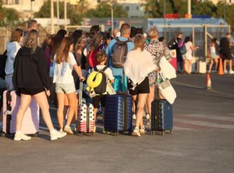 Έρχονται τουρίστες με το τσουβάλι και δεν ξοδεύουν… μια : Το νησί που ενώ έχει περισσότερο κόσμο από ποτέ αλλά  εστίαση και εμπόριο «κλαίνε»