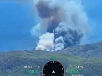 Τραγωδία: Δύο νεκροί και τραυματίες από τη μεγάλη πυρκαγιά – Καίγονται σπίτια, εκκένωση διά θαλάσσης