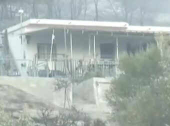 Σαλαμίνα: Αυτό ήταν το σπίτι των ηλικιωμένων που πέθαναν στη φωτιά – Φώναζαν «βοήθεια» μέχρι το τέλος