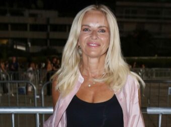 Δεν μπορούσαν να πάρουν τα μάτια τους από πάνω της: Η Μαρία Μπεκατώρου έγινε νονά στην Κεφαλονιά – Δείτε πώς εμφανίστηκε