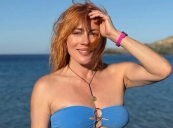 Κοιλιακοί «πέτρα», γυμνασμένα πόδια, μέση «δαχτυλίδι»: Η 57χρονη Σμαράγδα Καρύδη ποζάρει με μαγιό & όλοι τη θαυμάσαμε