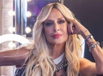 Όλοι μιλούν γι’ αυτή τη φωτογραφία: Η Άννα Βίσση ποζάρει στη Σαντορίνη και «ρίχνει» το Instagram