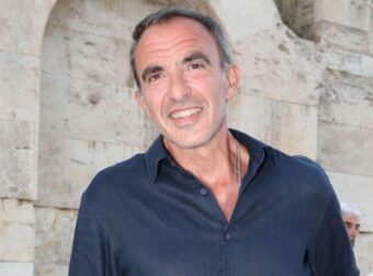 Απίστευτο: Ο Νίκος Αλιάγας άφησε το Παρίσι και βρέθηκε με φουστανέλα στο πανηγύρι – Το βίντεο που έγινε viral