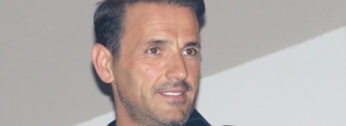 Δεν το περίμενε κανείς: Πασίγνωστος Έλληνας τραγουδιστής χώρισε έπειτα από 9 χρόνια σχέσης – Όλη η αλήθεια