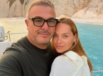 Ασυγκράτητος στη Μύκονο πασίγνωστος Έλληνας τραγουδιστής: Δεν σταματούσε να φιλά τη σύζυγό του στην παραλία