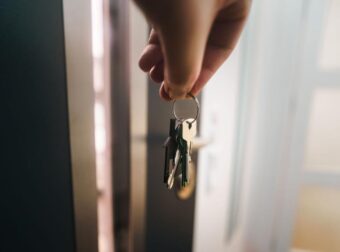 Συναγερμός για τους ιδιοκτήτες: Το μικρό σημάδι που μπορεί να έχουν αφήσει διαρρήκτες στην πόρτα σας