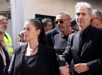 “Στην κηδεία δεν θα”: Το ανακοίνωσε με κλάματα η σύζυγος Κόκοτα – Η απόφαση της οικογένειας του τραγουδιστή