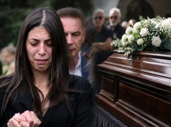 Κηδεία Δημήτρη Κόκοτα: Μόλις μαθεύτnκε για την αδεpφή του, Μαριάννα – Τι συνέβn