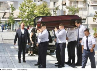 Κηδεία Κόκοτα: Οδύνη με την κόρη του μέσα στην εκκλησία – Τι του είπε μόλις άνοιξαν το φέρετρο