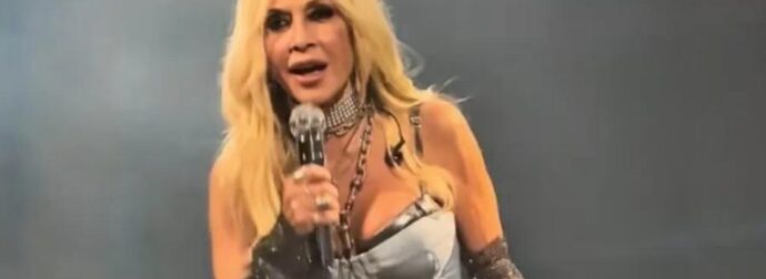 Αγνώριστη η Άννα Βίσση: Έκοψε τα μαλλιά της αγορέ και της πάνε απίστευτα