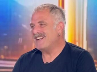 «Δεν τον βλέπουμε ποτέ»: Η σπάνια δημόσια εμφάνιση του Πασχάλη Τσαρούχα με τον 20χρονο γιο του