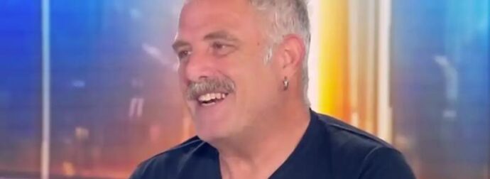 «Δεν τον βλέπουμε ποτέ»: Η σπάνια δημόσια εμφάνιση του Πασχάλη Τσαρούχα με τον 20χρονο γιο του