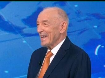 Χρειάστηκε βοήθεια την ώρα που ήταν στον αέρα ο Τάσος Αρνιακός: Έτρεξε να τον βοηθήσει ο παρουσιαστής – Η πρώτη… δύσκολη μέρα στο Action24