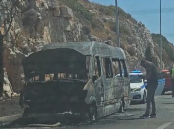 ΣΟΚ ΤΩΡΑ στη Βάρκιζα: Στις φλόγες σχολικό λεωφορείο – Σώθηκαν την τελευταία στιγμή οι δύο επιβαίνοντες