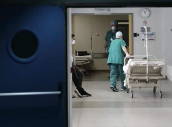 NEO ΣOK ΣΤΗΝ ΕΛΛΑΔΑ: ΠΑΙΔΑΚΙ 2 ΕΤΩΝ ΕΠΕΣΕ ΑΠΟ ΤΟ ΜΠΑΛΚΟΝΙ – ΣOKAPEI ΤΙ ΕΚΑΝΑΝ ΟΙ ΓΟΝΕΙΣ ΤΟΥ