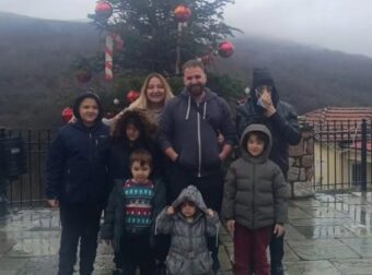 «Δεν το αντέχαμε άλλο»: Πολύτεκνη οικογένεια έφυγε από τη Φουρνά – «Ζούσαμε με ποντίκια και το παιδί υπέστη bullying»