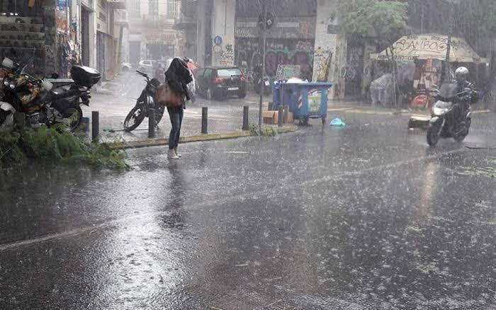ΠΑΡΤΕ ΟΜΠΡΕΛΑ ΚΑΙ ΖΑΚΕΤΑ: ΑΛΛΑΖΕΙ ΡΑΓΔΑΙΑ Ο ΚΑΙΡΟΣ ΑΠΟ ΩΡΑ ΣΕ ΩΡΑ – ΕΡΧΟΝΤΑΙ ΒΡΟΧΕΣ, ΚΑΤΑΙΓΙΔΕΣ ΚΑΙ ΠΤΩΣΗ ΘΕΡΜΟΚΡΑΣΙΑΣ