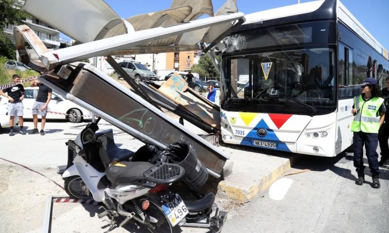 ΣΟΚ ΜΟΛΙΣ ΤΩΡΑ ΣΤΗ ΘΕΣΣΑΛΟΝΙΚΗ: ΛΕΩΦΟΡΕΙΟ ΤΟΥ ΟΑΣΘ ΕΠΕΣΕ ΠΑΝΩ ΣΕ ΣΤΑΣΗ ΓΕΜΑΤΗ ΚΟΣΜΟ – ΠΑΝΙΚΟΣ ΚΑΙ ΟΥΡΛΙΑΧΤΑ ΣΤΟ ΣΗΜΕΙΟ