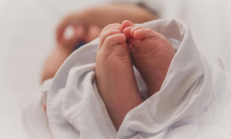 TΡΑΓΩΔΙΑ: ΝΕΚΡΟ 11 ΜΗΝΩΝ ΒΡΕΦΟΣ ΜΕΣΑ ΣΤΟ ΣΠΙΤΙ ΤΟΥ ΓΙΑΤΙ ΟΙ ΓΟΝΕΙΣ… ΚΟΙΤΟΥΣΑΝ ΤΟ ΚΙΝΗΤΟ ΤΟΥΣ