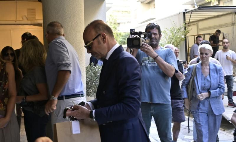 ΣΟΚ:ΤΙ ΒΡΗΚΑΝ ΟΙ ΑΣΤΥΝΟΜΙΚΟΙ ΜΕΣΑ ΣΤΟ ΙΑΤΡΕΙΟ STEM CELL ΣΤΟ ΚΟΛΩΝΑΚΙ