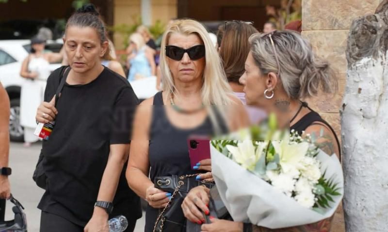 Συγκλονιστικές εικόνες Τώρα στην αγρυπνία για τον Γιώργο Μαζωνάκη – Τραγούδια του από μεγάφωνα και πλήθος κόσμου έξω από την Εκκλησία