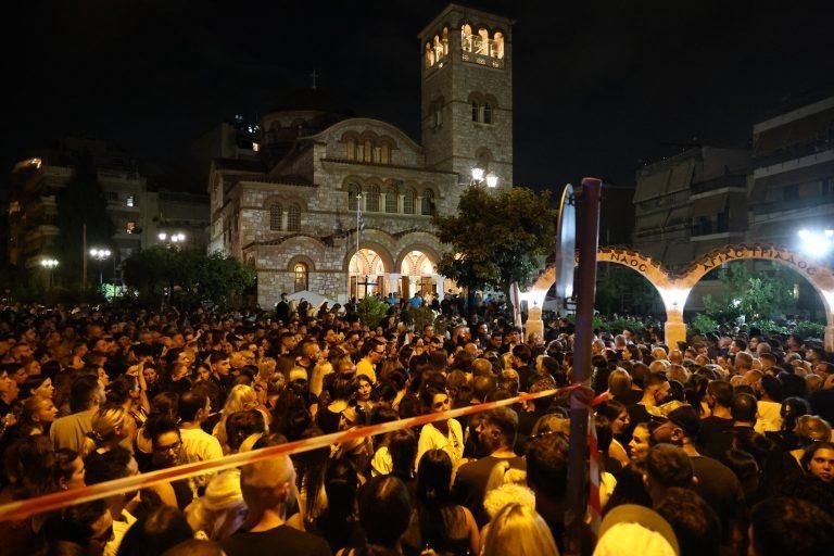 Ανατριχίλα: Το «σημάδι» στον ουρανό την ώρα που έφτασε στην εκκλησία το φέρετρο του Γιώργου Μαζωνάκι – Τι εμφανίστηκε ξαφνικά – Έβγαζαν όλοι φώτο με τα κινητά